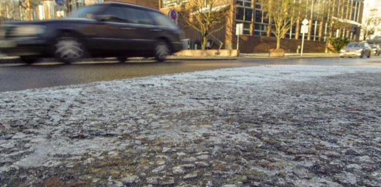 Zdjęcie ilustracyjne: oblodzony chodnik (fot. KFP/Paweł Marcinko)