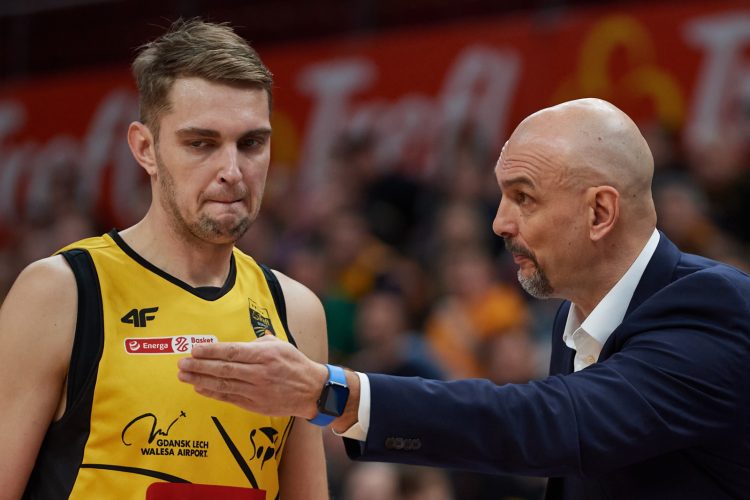 Sopot, 11.12.2022. Trener Trefla Sopot ¯an Tabak (P) i zawodnik Rolands Freimanis (L) podczas meczu Ekstraklasy koszykarzy ze l¹skiem Wroc³aw, 11 bm. (gj) PAP/Adam War¿awa