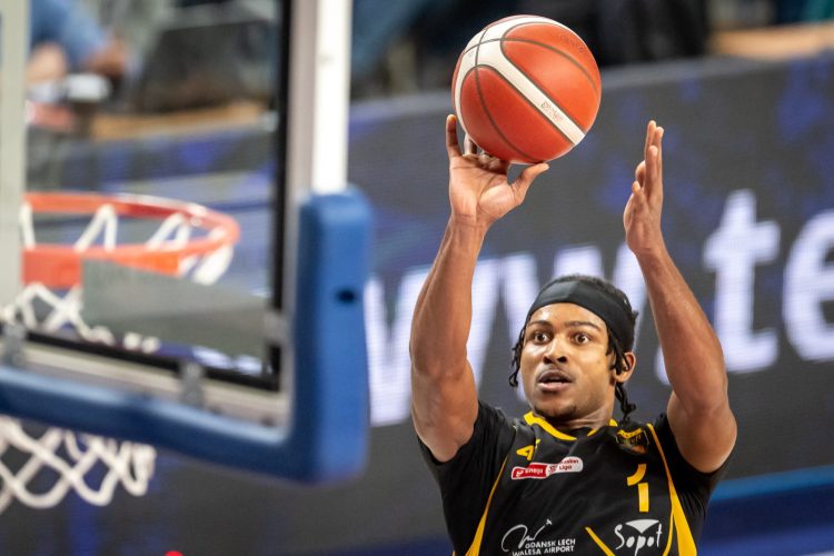 Garrett Nevels we Włocławku podczas zwycięskiego meczu Trefla z Anwilem. Fot. PAP/Tytus Zmijewski