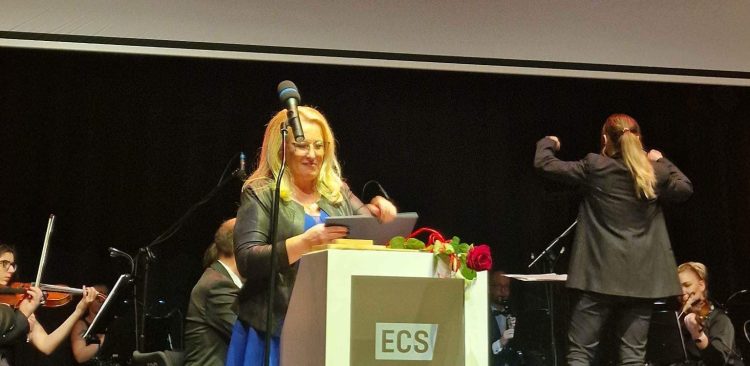 Anna Podlipna, prezes fundacji przemawia, odbierając nagrodę (fot. Fundacja Serce na Łapce)