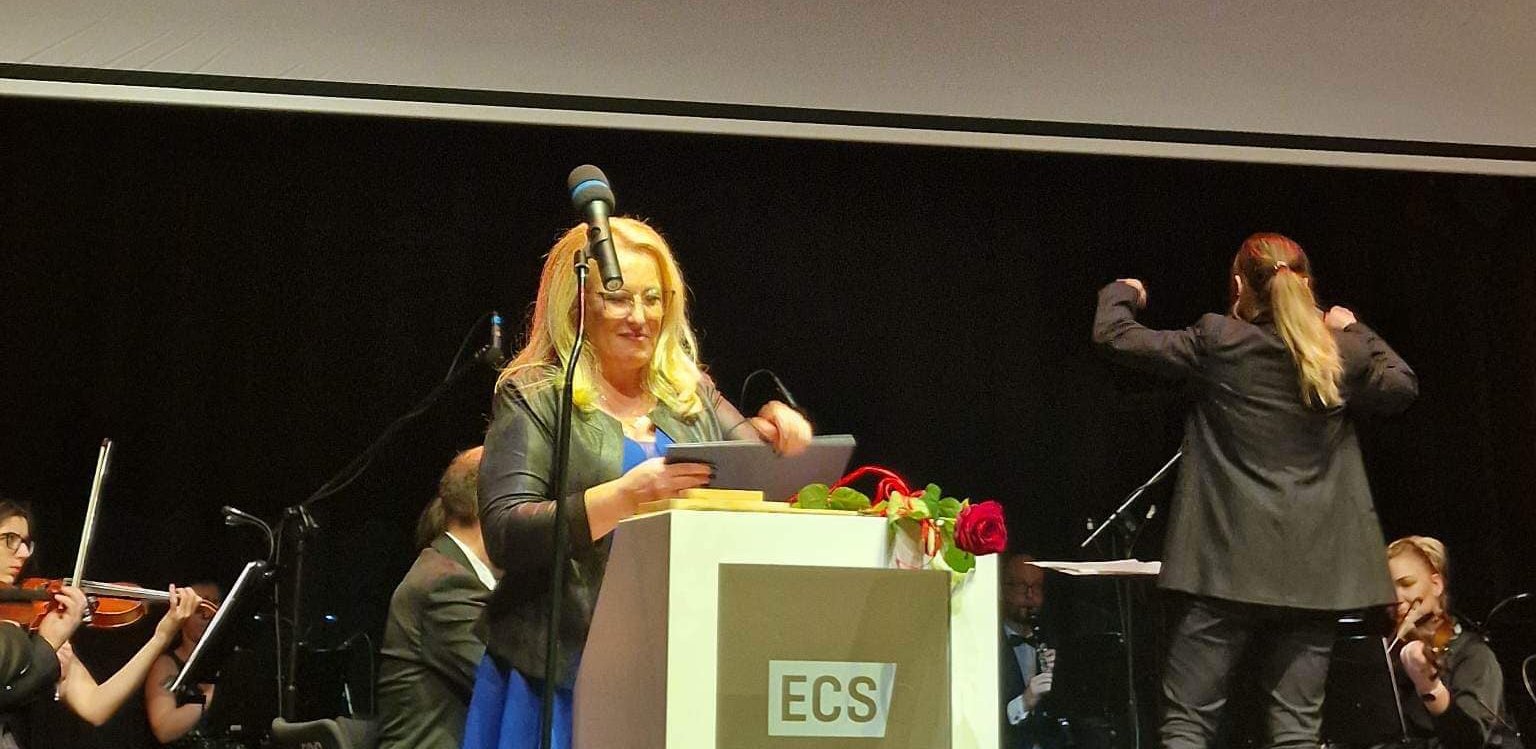 Anna Podlipna, prezes fundacji przemawia, odbierając nagrodę (fot. Fundacja Serce na Łapce)