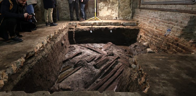 20.12.2022. Odkrycie fragmentu wzmocnienia wału obronnego z 10 w. w piwnicach Ratusza Głównomiejskiego w Gdańsku.