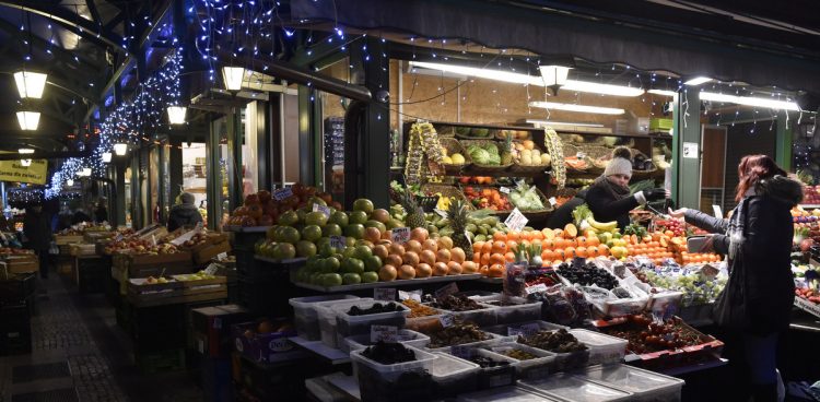 Świąteczne zakupy na Hali Targowej w Gdańsku (fot. Agencja KFP/Maciej Kosycarz)