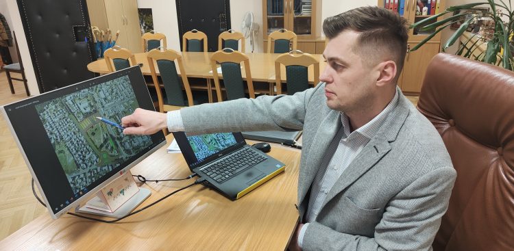 nz. zastępca burmistrza Kamil Pach (fot. Radio Gdańsk/Piotr Lessnau)