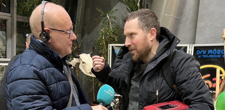 Na zdjęciu: Włodzimierz Raszkiewicz rozmawia z Mateuszem Ciechanowskim (fot. Radio Gdańsk)