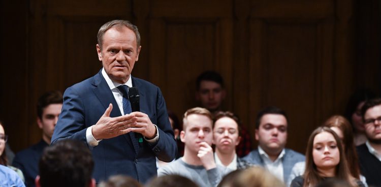 Przewodniczący Platformy Obywatelskiej Donald Tusk podczas spotkania z młodzieżą w Ratuszu Staromiejskim w Gdańsku (Fot. PAP/Jan Dzban)