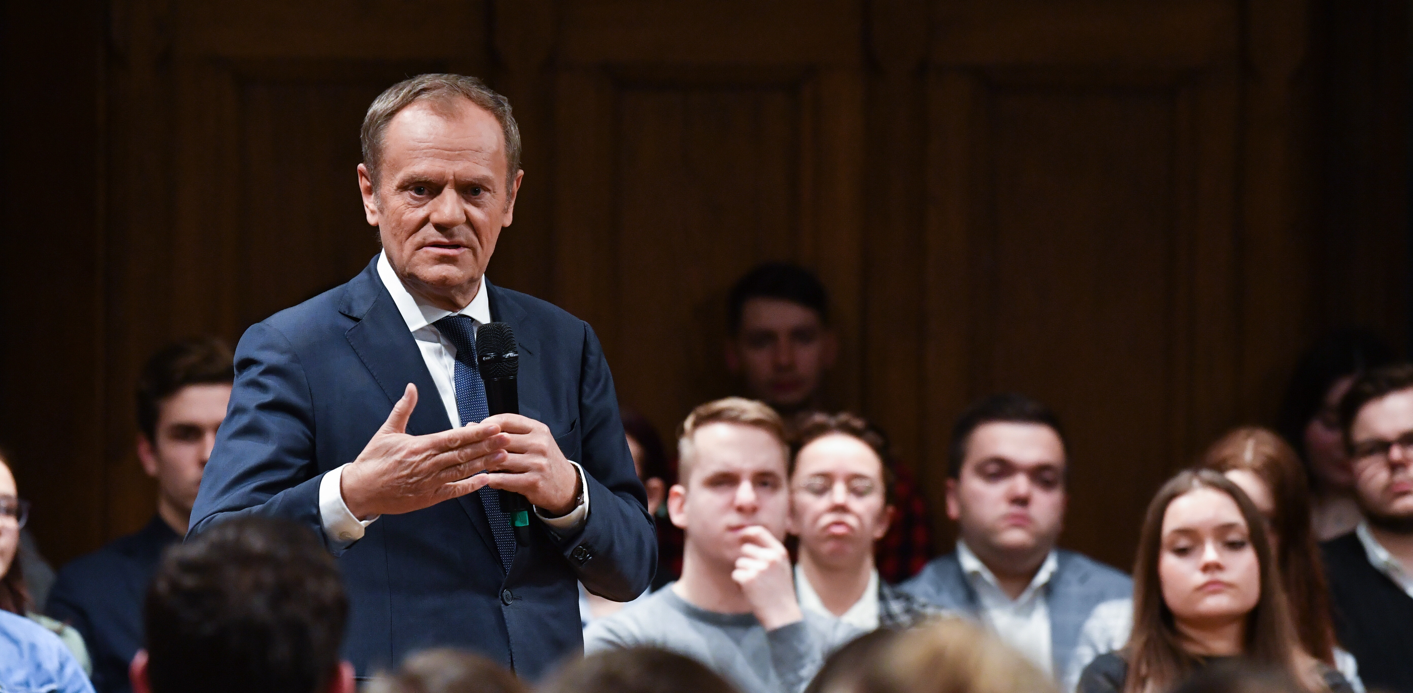 Przewodniczący Platformy Obywatelskiej Donald Tusk podczas spotkania z młodzieżą w Ratuszu Staromiejskim w Gdańsku (Fot. PAP/Jan Dzban)