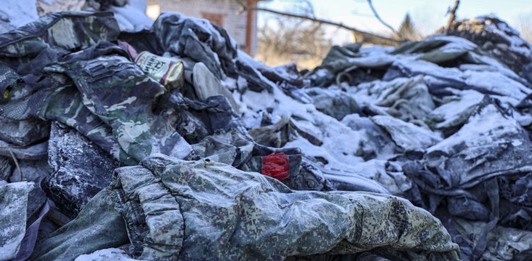 Rosyjskie mundury na gruzach szkoły w Makiejewce
(Fot. EPA/ALESSANDRO GUERRA)