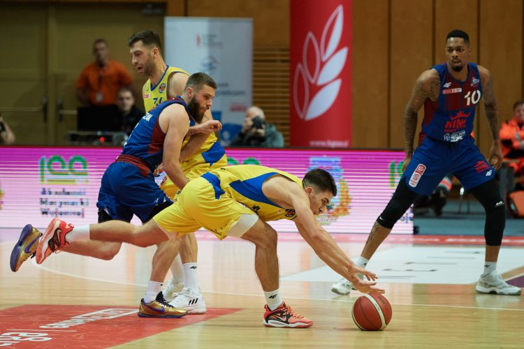 Gdynia, 05.01.2023. Zawodnicy Suzuki Arki Gdynia Novak Music (C) i Adam Hrycaniuk (L-ty³) oraz Andrzej Mazurczak (L-przód) i Phil Fayne (P) z Kinga Szczecin podczas meczu 15. kolejki Ekstraklasy koszykarzy, 5 bm. (js) PAP/Adam War¿awa