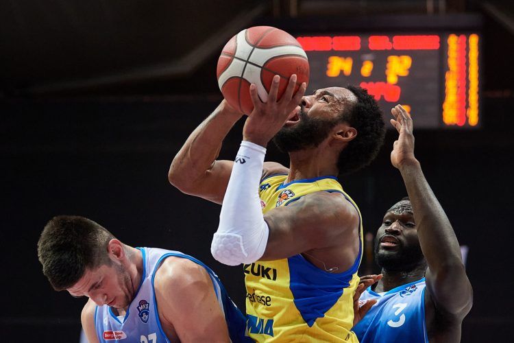 Gdynia, 30.01.2023. Koszykarz Suzuki Arki Gdynia D.J. Fenner (C) oraz Martin Krampelj (L) i Ousmane Drame (P) z MKS D¹browa Górnicza podczas meczu Ekstraklasy, 30 bm. (gj) PAP/Adam Warżawa