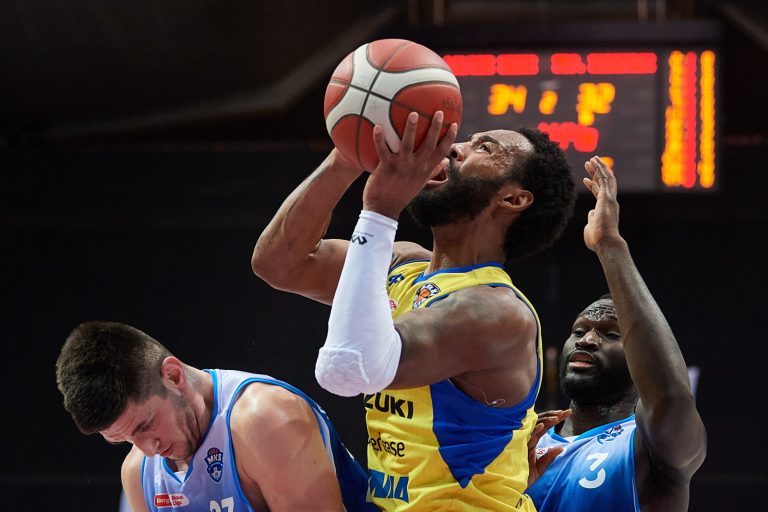 Gdynia, 30.01.2023. Koszykarz Suzuki Arki Gdynia D.J. Fenner (C) oraz Martin Krampelj (L) i Ousmane Drame (P) z MKS D¹browa Górnicza podczas meczu Ekstraklasy, 30 bm. (gj) PAP/Adam Warżawa