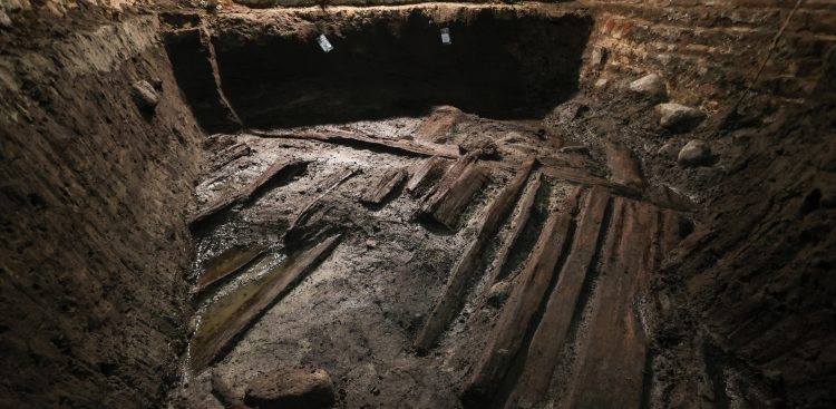 Odkrycie fragmentu wzmocnienia wału obronnego z X wieku w piwnicach Ratusza Głównomiejskiego w Gdańsku (fot. Radio Gdańsk/Roman Jocher)