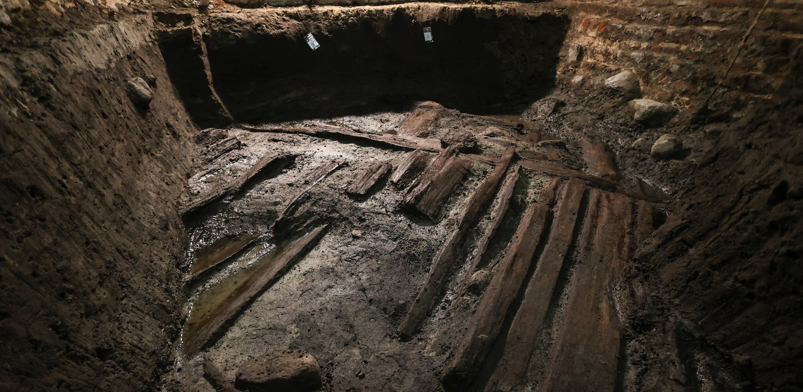 Odkrycie fragmentu wzmocnienia wału obronnego z X wieku w piwnicach Ratusza Głównomiejskiego w Gdańsku (fot. Radio Gdańsk/Roman Jocher)