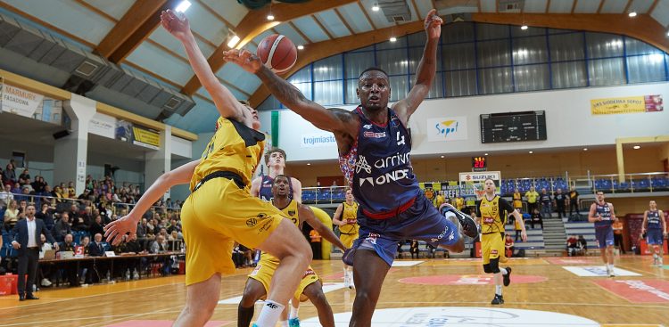 Nz. Błażej Kulikowski i Sterling Gibbs (Fot. PAP/Adam Warżawa)