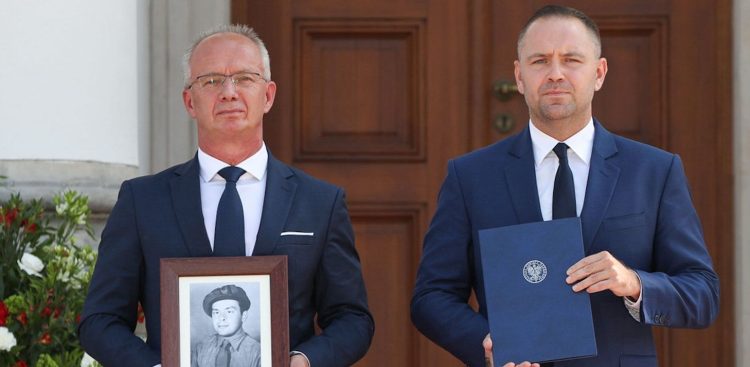 Wręczenie not identyfikacyjnych w lipcu 2022 roku
(Fot. Instytut Pamięci Narodowej)