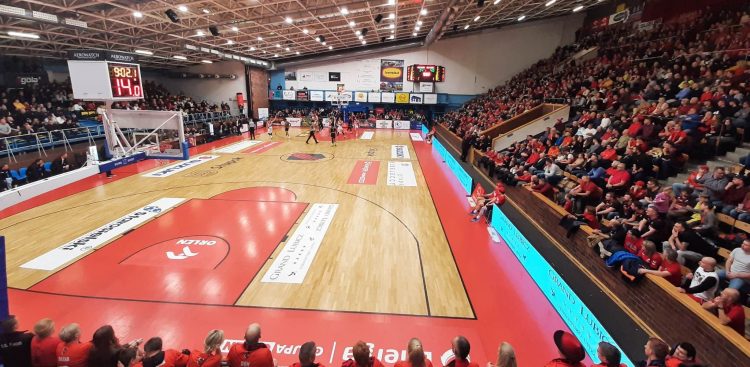 Hala Gryfia to jedyne miejsce w Słupsku, w którym mogą odbywać się mecze i koncerty. Wymaga jednak remontu i mieści niespełna 2500 miejsc (fot. Radio Gdańsk/Przemysław Woś)