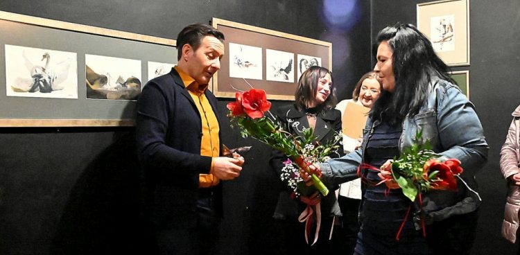 Małgorzata Pląskowska wręcza kwiaty Jackowi Karczewskiemu i Krystynie Khasin, na drugim planie widzimy założycielkę galerii Marzenę Sandach (fot. Galeria w Zaułku)