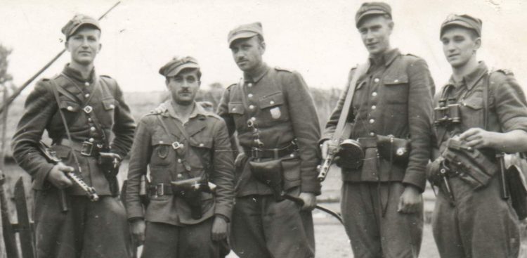 Żołnierze V Wileńskiej Brygady AK. Od lewej: ppor. Henryk Wieliczko "Lufa", por. Marian Pluciński "Mścisław", mjr Zygmunt Szendzielarz "Łupaszka", wachm. Jerzy Lejkowski "Szpagat", por. Zdzisław Badocha "Żelazny" (fot. archiwum IPN)