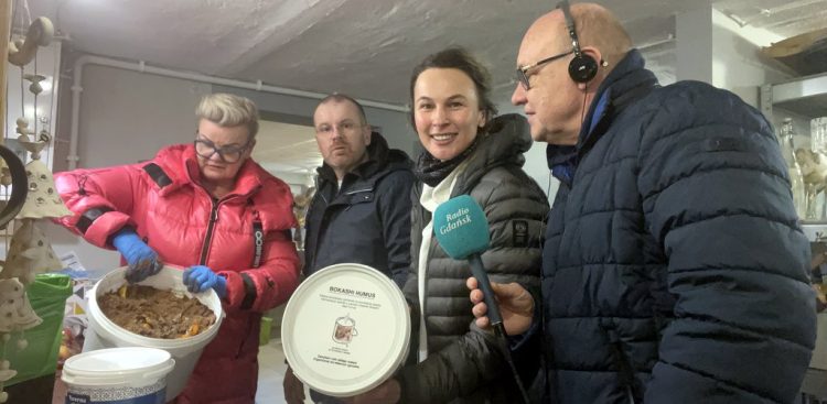 Warsztaty bokashi w domowej piwnicy. Od lewej Grażyna Becker, Marek Sidorowicz, Klaudia Sidorowicz, Włodek Raszkiewicz (fot. Radio Gdańsk)