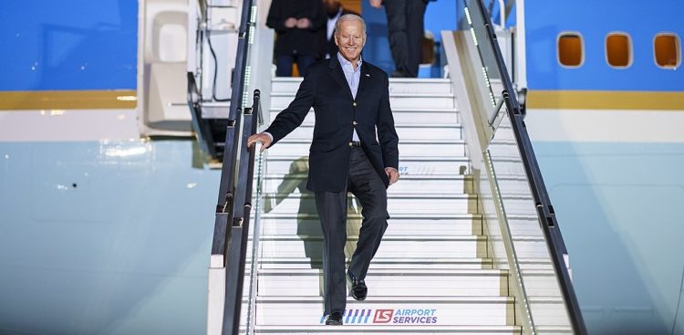 Prezydent Joe Biden wysiada z Air Force One podczas wizyty w marcu 2022 roku (fot. The White House/Adam Schultz)