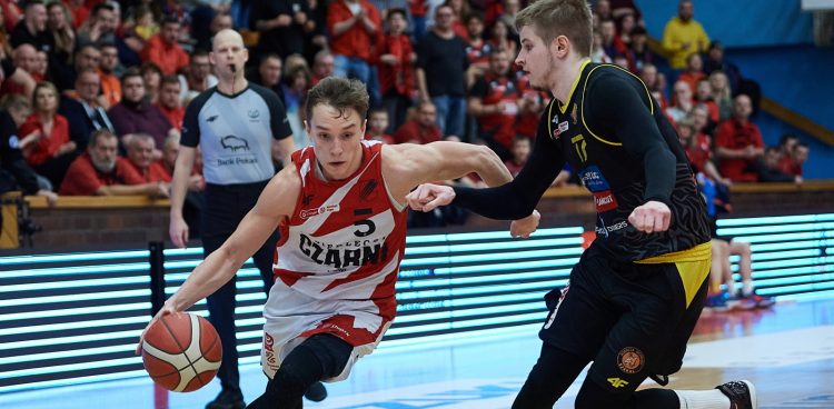 Słupsk, 02.02.2023. Zawodnik Grupy Sierleccy Czarnych Słupsk Jakub Musiał (L) i Mateusz Szczypiński (P) z Rawlplug Sokoła Łańcut podczas meczu Ekstraklasy koszykarzy, 2 bm. (mk) PAP/Adam Warżawa