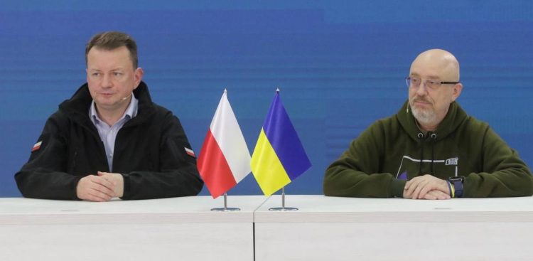 Міністр оборони Польщі Маріуш Блащак та міністр оборони України Олексій Резніков, 3 лютого 2023 року.