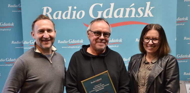 Piotr Adamczyk z Moniką Jeleńską i Tomaszem Galińskim (Fot. Radio Gdańsk)