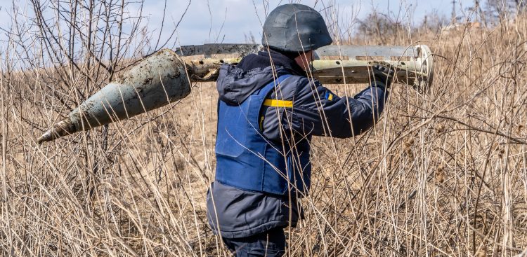 Ukraiński saper podczas patrolu we wsi Prochody w obwodzie charkowskim
(Fot. PAP/Mykola Kalyeniak)