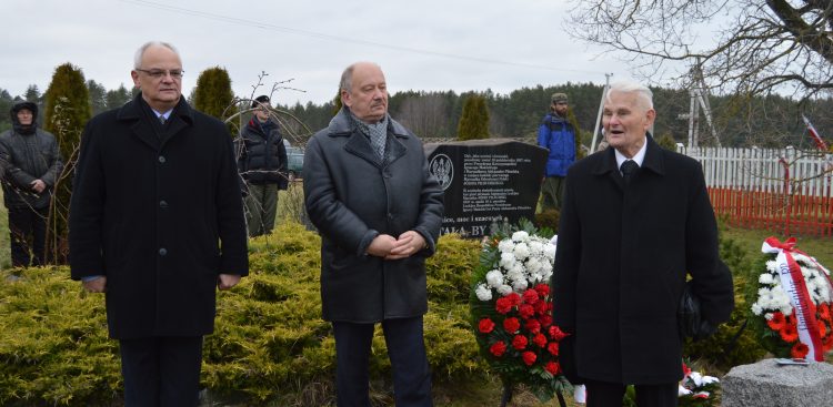 5 grudnia 2015 roku. Uroczystości w Zułowie na Wileńszczyźnie, miejscu urodzenia marszałka Józefa Piłsudskiego. Od prawej: sędzia Bogusław Nizieński, Michał Mackiewicz, prezes Związku Polaków na Litwie i Jarosław Czubiński, Ambasador Nadzwyczajny i Pełnomocny Rzeczypospolitej Polskiej w Republice Litewskiej (Fot. Michał Rzepiak)