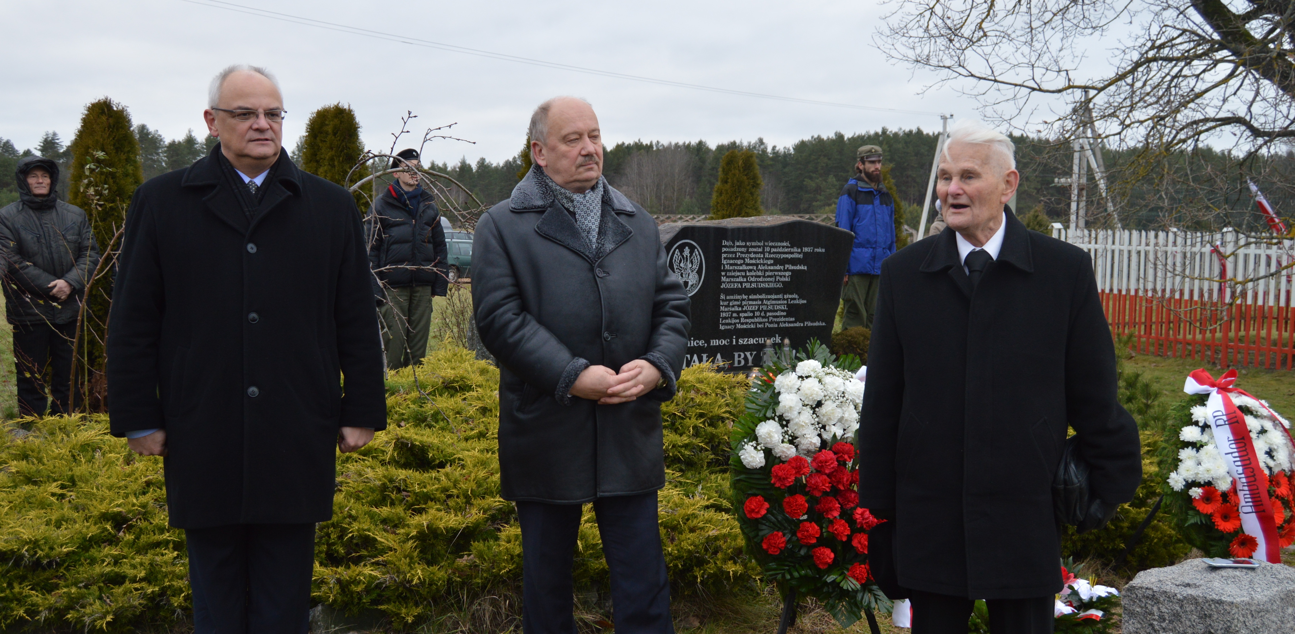 5 grudnia 2015 roku. Uroczystości w Zułowie na Wileńszczyźnie, miejscu urodzenia marszałka Józefa Piłsudskiego. Od prawej: sędzia Bogusław Nizieński, Michał Mackiewicz, prezes Związku Polaków na Litwie i Jarosław Czubiński, Ambasador Nadzwyczajny i Pełnomocny Rzeczypospolitej Polskiej w Republice Litewskiej (Fot. Michał Rzepiak)
