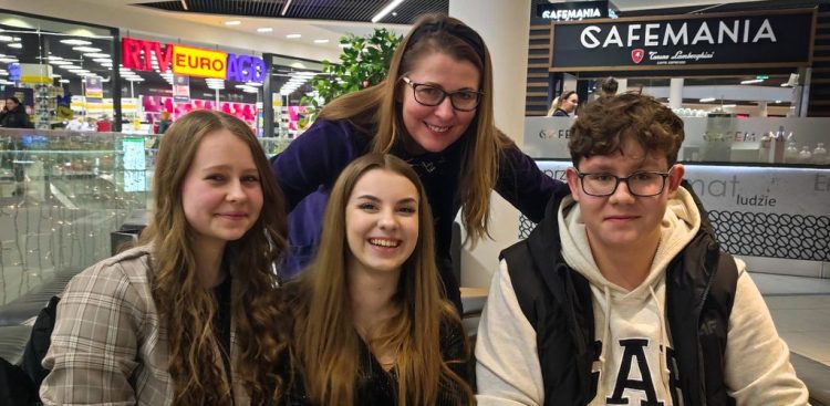 Na zdjęciu Marzena Grochowska z młodzieżową ekipą realizująca projekt Brain Maze (fot. Facebook.com/Marzena Grochowska)