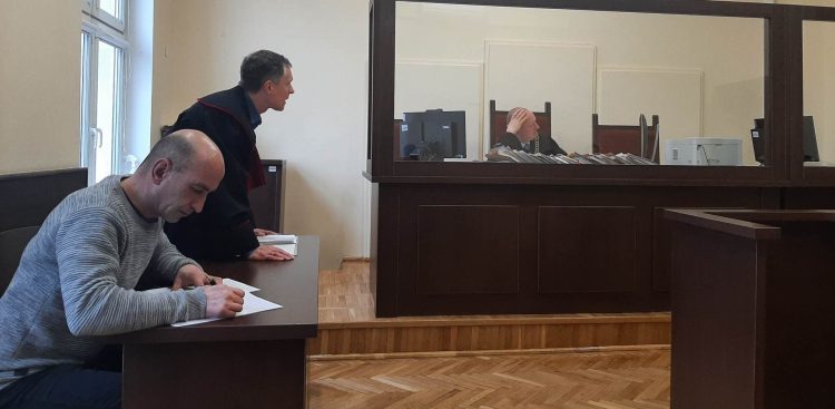 Na zdjęciu: świadek składa w sądzie próbki pisma w związku z wnioskiem Kamila B. oskarżonego o sfałszowanie dokumentu Kancelarii Prezydenta RP (fot. Radio Gdańsk/Przemysław Woś)