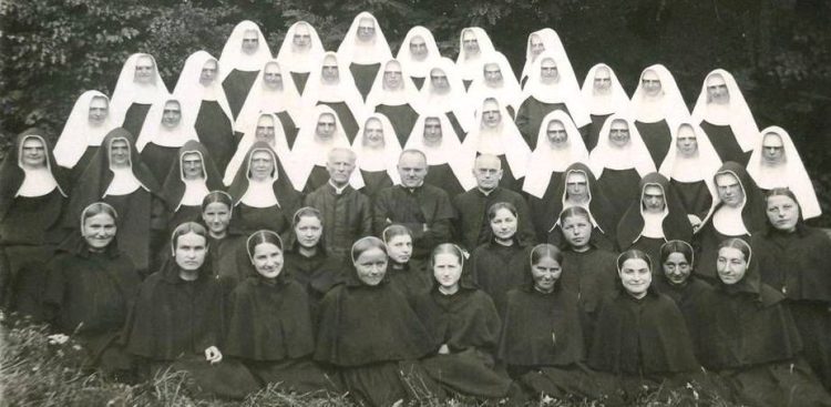 Na zdjęciu: Rok 1936. Wspólnota zakonna w Rajcy (woj. nowogródzkie). W środku księża (od lewej): ks. proboszcz Wiktor Kulukas z Worończy, ks. kapelan Stanisław Wierzbica SAC, ks. dziekan Michał Dalecki z Nowogródka.
(Fot. ze zbiorów Sióstr Pallotynek)