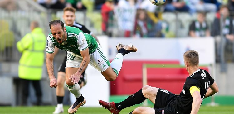 Zawodnik Lechii Gdańsk Flavio Paixao (L) i Jakub Jugas (P) z Cracovii podczas meczu 29. kolejki piłkarskiej Ekstraklasy (Fot. PAP/Adam Warżawa)
