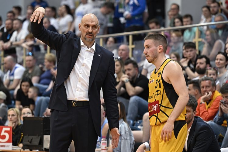 Hala 100 lecia Sopotu. Mecz Trefl Sopot - Anwil Wloclawek 73:81. Nz. Zan Tabak i Jovanovic. 23.04.2023 fot. Jerzy Bartkowski / KFP