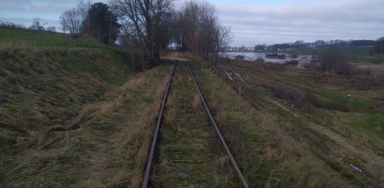 Na odcinku Lipusz-Bytów w tej chwili pociągi jeżdżą z prędkością 20 km/h. Ponadto nie jest ona w najlepszym stanie (fot. Bytowska Kolej Drezynowa)