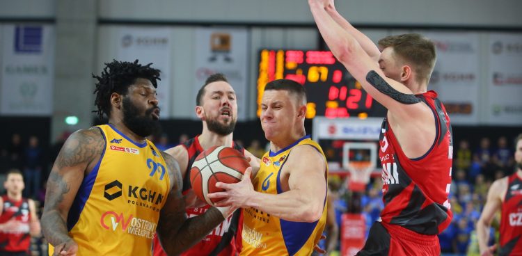 Zawodnicy BM Stali Ostrów Wlkp. Adonis Thomas i Mateusz Zębski oraz Michał Chyliński i Jakub Musiał z Grupy Sierleccy Czarni Słupsk podczas pierwszego ćwierćfinałowego meczu Ekstraklasy (fot. PAP/Tomasz Wojtasik)