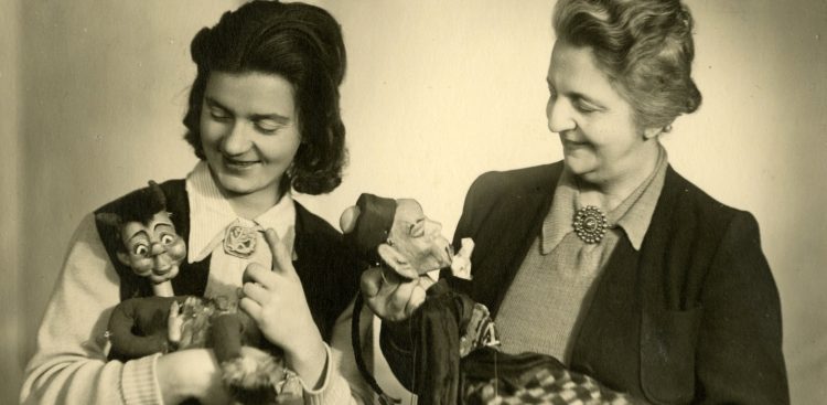 Na zdjęciu (od lewej): Ewa Totwen i Olga Totwen, założycielki Wileńskiego Teatru Łątek. Gdańsk, 1950 r.
(Fot. Archiwum Grażyny Totwen-Kilarskiej)