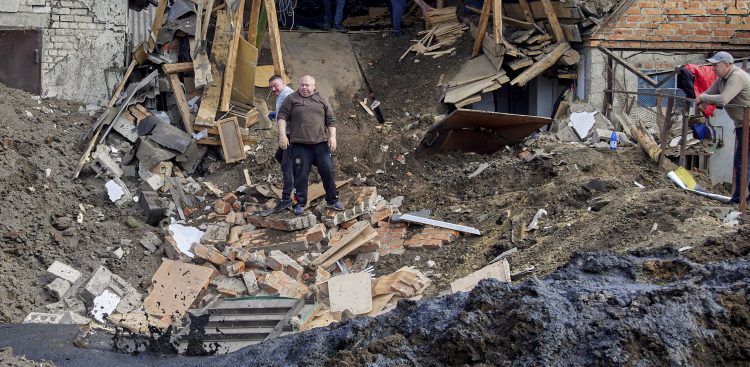 Zniszczenia po atakach rosyjskich
(Fot. EPA/SERGEY KOZLOV)