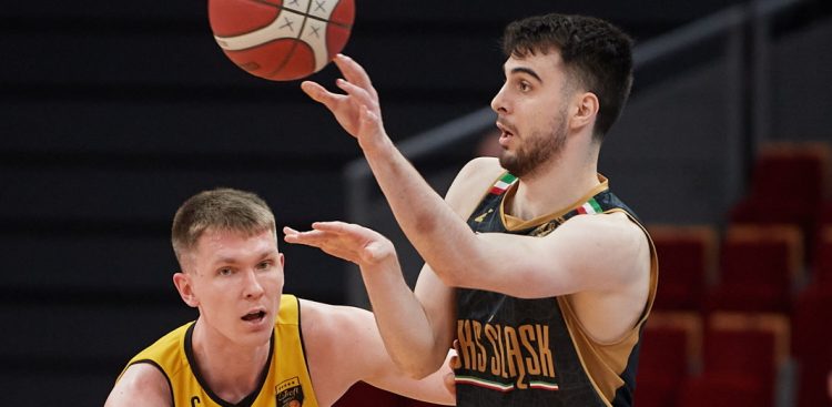 Sopot, 11.05.2023. Koszykarz Trefla Sopot Michał Kolenda (L) i Vasa Pusica (P) ze Śląska Wrocław podczas trzeciego meczu ćwierćfinałowego Ekstraklasy, 11 bm. (gj) PAP/Adam Warżawa