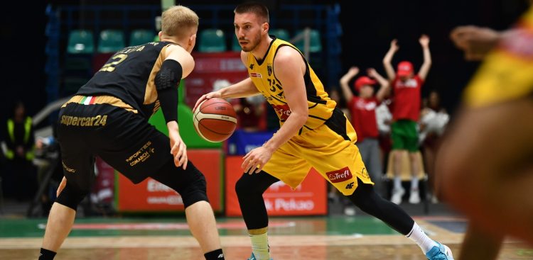 Wrocław, 06.05.2023. Zawodnik Śląska Wrocław Łukasz Kolenda (L) i Strahinja Jovanovic (P) z Trefla Sopot podczas pierwszego meczu ćwierćfinałowego Ekstraklasy koszykarzy, 6 bm. (js) PAP/Maciej Kulczyński