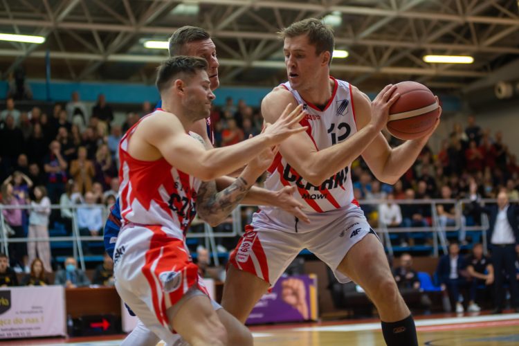 Słupsk. Grupa Sierleccy Czarni Słupsk - King Szczecin 77:92  Zpiłką Mikołaj Witliński (Czarni)31.10.2021 fot. Krzysztof Tomsik