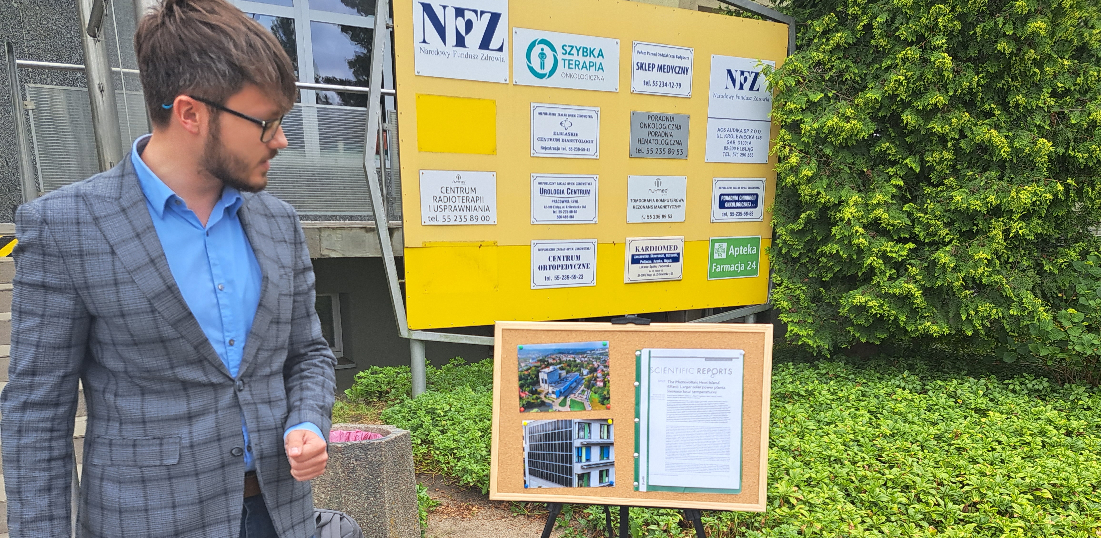 (Fot. Radio Gdańsk/Marek Nowosad) Na zdjęciu Artur Pytliński prezentuje rozwiązania z innych szpitali