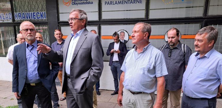 Cymański z lokalnymi działaczami PiS podczas konferencji w Malborku. (fot. Radio Gdańsk/Marek Nowosad)