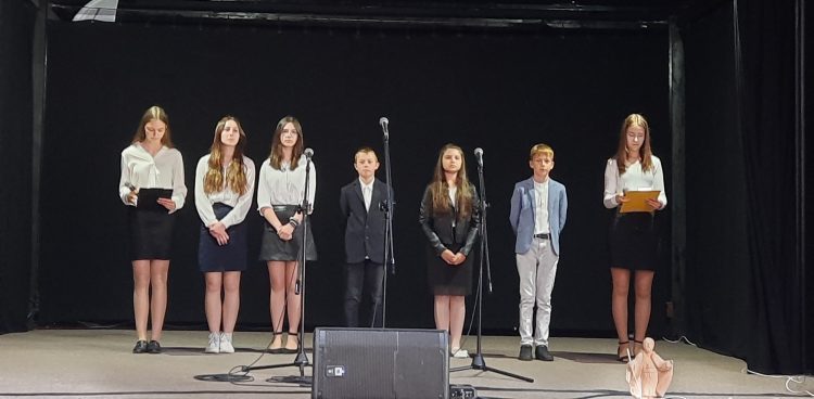 Występ młodzieży ze Szkoły Podstawowej im. Kresowian w Rodowie podczas konferencji Świat Kresów" w Prabuckim Centrum Kultury i Sportu (Fot. Radio Gdańsk/Andrzej Urbański)