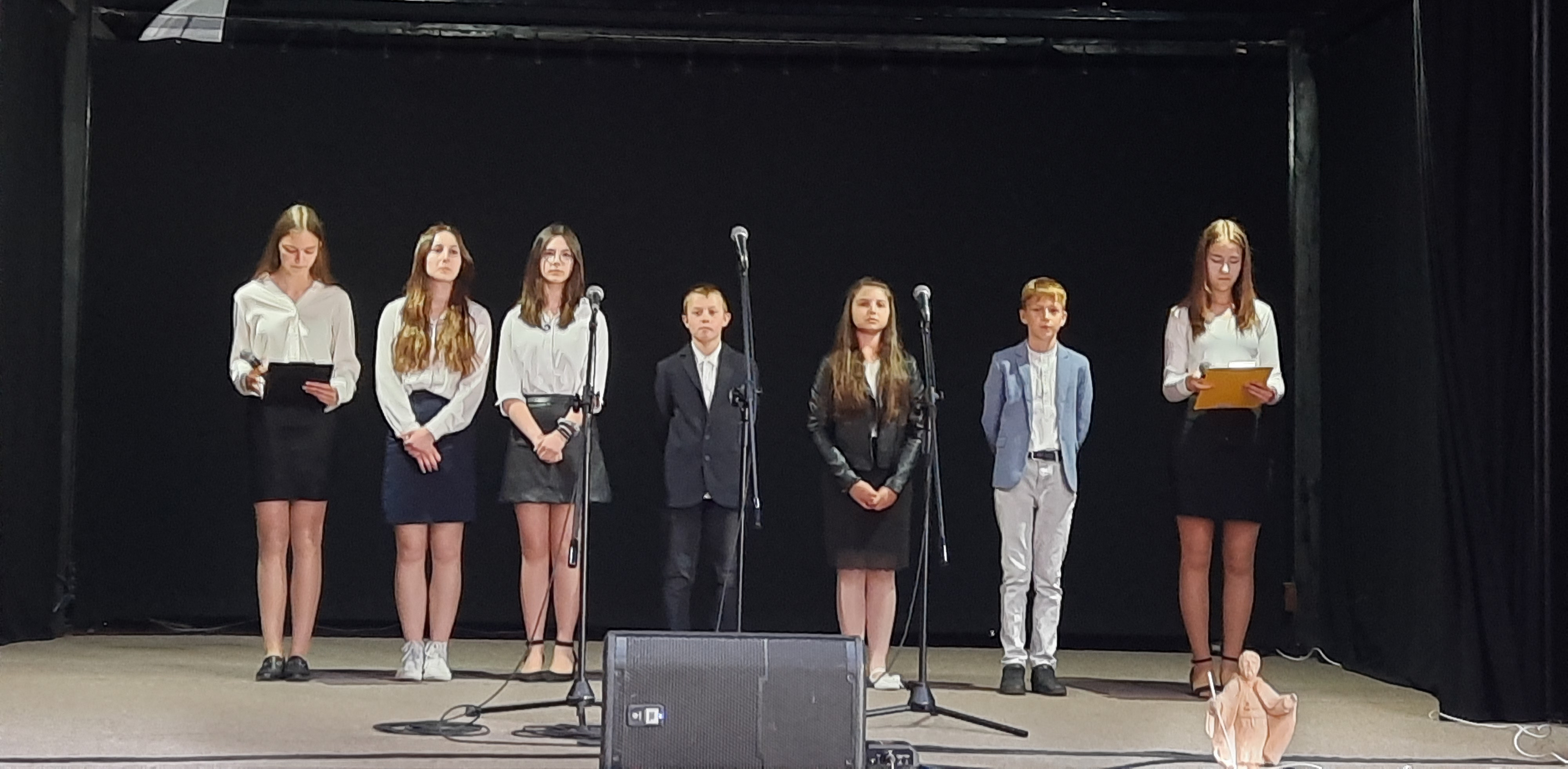 Występ młodzieży ze Szkoły Podstawowej im. Kresowian w Rodowie podczas konferencji Świat Kresów" w Prabuckim Centrum Kultury i Sportu (Fot. Radio Gdańsk/Andrzej Urbański)