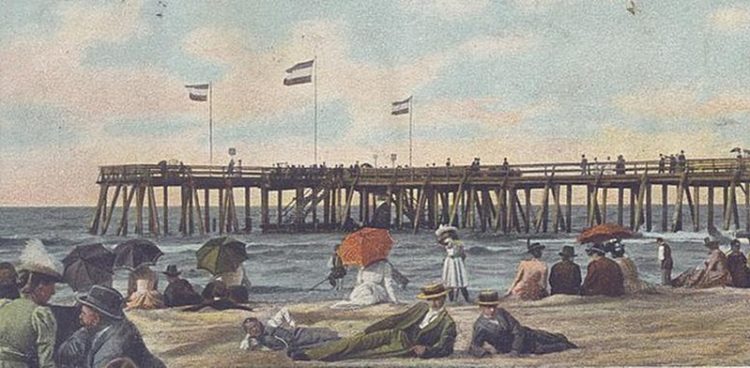 Plaża i nieistniejące molo w kurorcie Gdańsk Westerplatte, 1904 rok (fot. Wikimedia Commons/Dr. Trenkler Co., Leipzig)