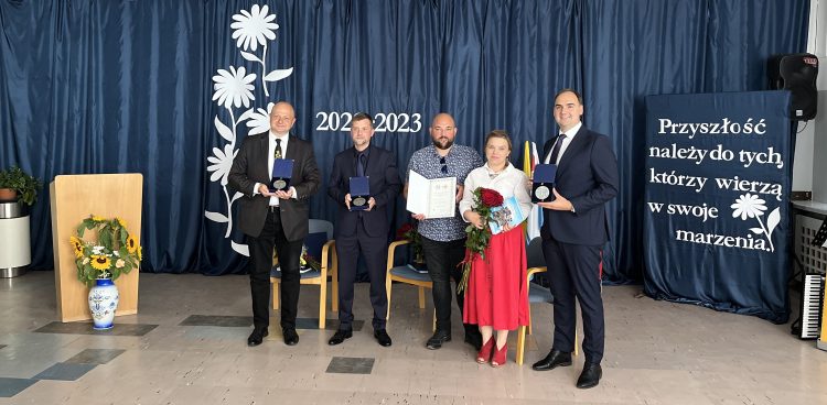 Nz. tegoroczni laureaci "Srebrnej Tabakiery Abrahama". Od lewej: Andrzej Busler, Marcin Scheibe, Piotr Lessnau, Tatiana Slowi i Robert Groth (fot. Radio Gdańsk)