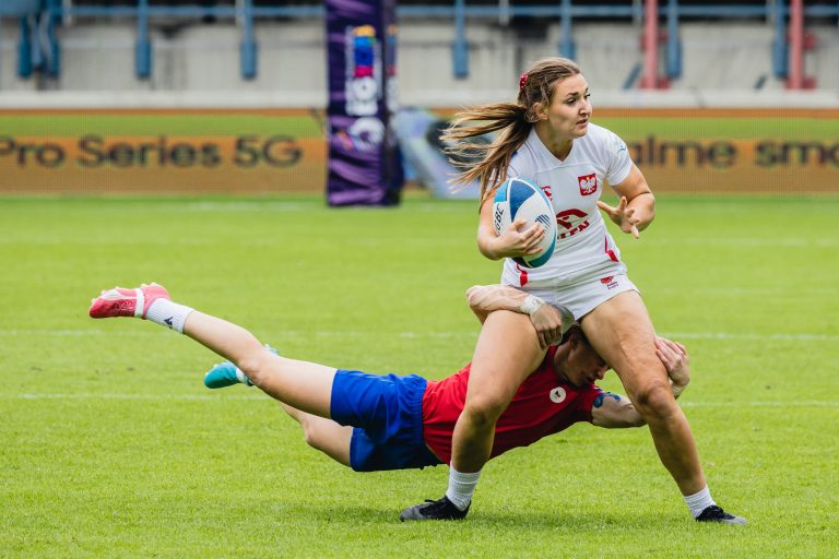 Kraków. Igrzyska Europejskie 2023, dzień medalowy w siedmioosobowym rugby na stadionie Wisły Kraków. 11 z 14 reprezentantek Polski w rugby 7 kobiet reprezentuje na codzień Biało-Zielone Ladies Gdańsk. Półfinał Polska - Czechy w rugby 7s kobiet zakończył się wynikiem 29-7.. N/z Natalia Pamięta i szarżująca Czeszka 27.06.2023 fot. Jarosław Respondek / KFP