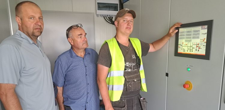 Nz. kierownik elewatora w Braniewie Zbigniew Orwat oraz magazynier Piotr Horbal (fot. Radio Gdańsk/Marek Nowosad)